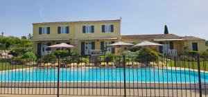 สระว่ายน้ำที่อยู่ใกล้ ๆ หรือใน Gîte Palma, vue exceptionnelle vallée Provençale