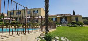 สระว่ายน้ำที่อยู่ใกล้ ๆ หรือใน Gîte Palma, vue exceptionnelle vallée Provençale