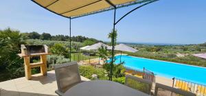 Bazén v ubytování Gîte Paradizu, vue imprenable en Provence nebo v jeho okolí