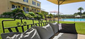 Bazén v ubytování Gîte Paradizu, vue imprenable en Provence nebo v jeho okolí