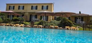 Bazén v ubytování Gîte Paradizu, vue imprenable en Provence nebo v jeho okolí
