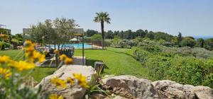 Bazén v ubytování Gîte Paradizu, vue imprenable en Provence nebo v jeho okolí