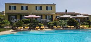 Bazén v ubytování Gîte Paradizu, vue imprenable en Provence nebo v jeho okolí