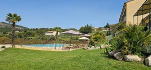 Bazén v ubytování Gîte Paradizu, vue imprenable en Provence nebo v jeho okolí