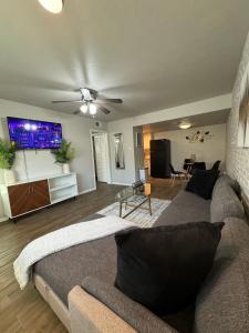 TV a/nebo společenská místnost v ubytování 1 STATE FAIR l DT Dallas l FIFA READY l Staycation 1Bd1Ba