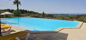 Bazén v ubytování Gîte Paradizu, vue imprenable en Provence nebo v jeho okolí