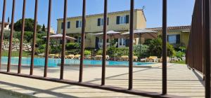 Bazén v ubytování Gîte Paradizu, vue imprenable en Provence nebo v jeho okolí