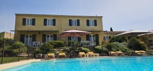 Bazén v ubytování Gîte Paradizu, vue imprenable en Provence nebo v jeho okolí