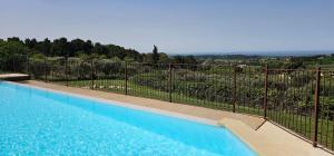 Bazén v ubytování Gîte Paradizu, vue imprenable en Provence nebo v jeho okolí