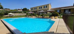 Bazén v ubytování Gîte Paradizu, vue imprenable en Provence nebo v jeho okolí