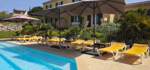 Bazén v ubytování Gîte Paradizu, vue imprenable en Provence nebo v jeho okolí