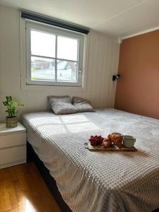 Katil atau katil-katil dalam bilik di City centre treehouse with backyard - two bedroom apartment