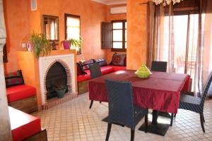 Posezení v ubytování Chambre Erfou, Riad 7 au village naturiste Couple only + 2 fotografie