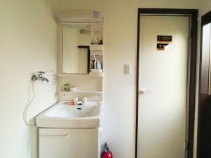 a small bathroom with a sink and a mirror at 花の郷田端b02 in Tokyo