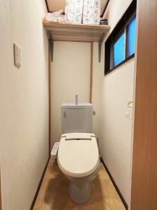 a bathroom with a white toilet in a room at 花の郷田端b02 in Tokyo