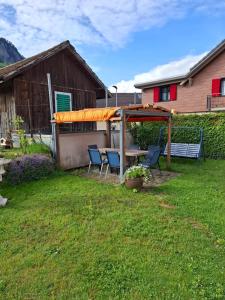 un patio con tavolo e sedie in un cortile di Eidechse a Morschach