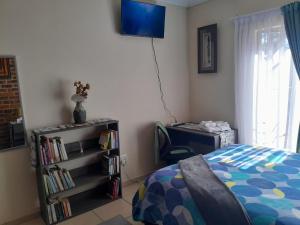 Llit o llits en una habitació de Lovely 1-bedroom in secure complex with pool