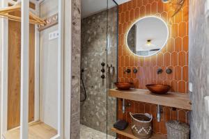 Phòng tắm tại STONEBRIDGE boutique apartments - City centre +62 ảnh