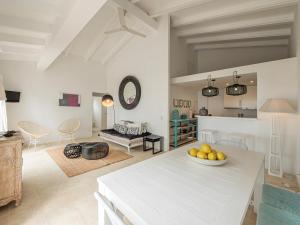 Una sala de estar con una mesa con un bol de fruta encima. en Villa Ty Bihan, en Binibeca 24 fotos más