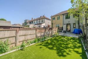 Hanwellにある2BR Garden Home Free Parking for 7 Guests Easy Access to London & Heathrowの裏庭