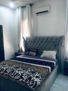 Ένα ή περισσότερα κρεβάτια σε δωμάτιο στο The Guest Room