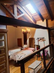 A bed or beds in a room at Hotel Rural Las Campares