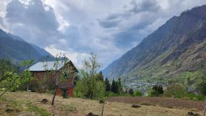 ein kleines Haus auf einem Hügel in einem Tal in der Unterkunft MJ cafe and homestay in Jāmb