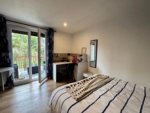 Belle Chambre tout confort indépendante pour un séjour au soleil في لا فاليت دو فار: غرفة نوم بها سرير ومكتب ونافذة