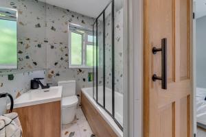 Hanwellにある2BR Garden Home Free Parking for 7 Guests Easy Access to London & Heathrowのトイレ、洗面台、鏡のあるバスルーム +14枚の写真