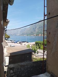 Una vista del océano desde un edificio en Apartment Radovic, en Kotor