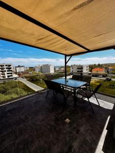 a table and chairs on top of a roof at RoApart B2 Home Apartamente 2 și 3 camere terase spațioase vedere si parcare in Năvodari