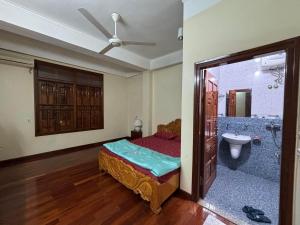 een slaapkamer met een bed en een badkamer met een douche bij Phương Huyền Beauty in Diện Biên Phủ