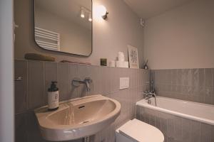 Un baño con lavabo, inodoro y bañera. en 2HomeRent Brzozowa 10 Minutes from Airport, en Bydgoszcz 26 fotos más
