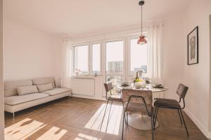 sala de estar blanca con mesa y sofá en 2HomeRent Brzozowa 10 Minutes from Airport, en Bydgoszcz