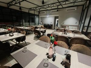 Restoran või mõni muu söögikoht majutusasutuses Hotel Glorious Grand