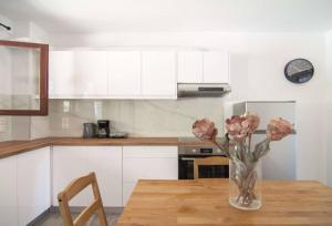A kitchen or kitchenette at Barbara house
