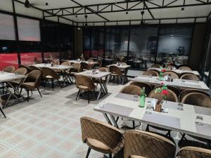 Restoran või mõni muu söögikoht majutusasutuses Hotel Glorious Grand