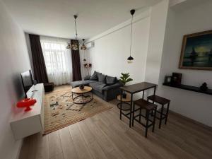 un soggiorno con un divano e un tavolo di Clock House a Bucarest