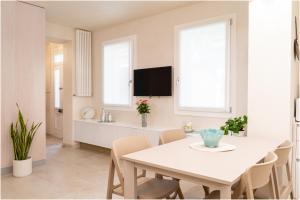 布拉诺岛Tiffany Silver的白色的用餐室配有白色的桌椅