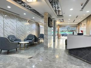 利雅德أكنان الجنوب للشقق المخدومة - 2的大堂设有带椅子和柜台的等候区 更多6张照片