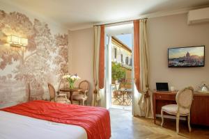 pokój hotelowy z łóżkiem, stołem i krzesłami w obiekcie Vivaldi Luxury Rooms w Rzymie