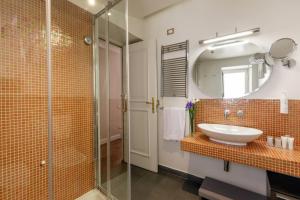 łazienka z umywalką i prysznicem w obiekcie Vivaldi Luxury Rooms w Rzymie +27 zdjęć