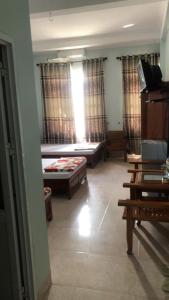 ハロンにあるNhà Nghỉ Thái Phongのソファとテーブルのあるリビングルーム