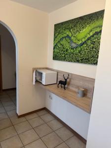 a microwave on a shelf with a cat on it at Ferienwohnungen Steinbacher in Vogtareuth