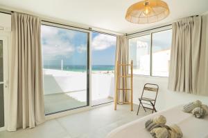 sypialnia z łóżkiem i widokiem na plażę w obiekcie Tarifa Cozy House - Minimaliste w mieście Tarifa