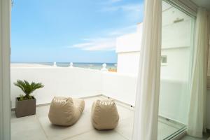 balkon z widokiem na plażę w obiekcie Tarifa Cozy House - Minimaliste w mieście Tarifa