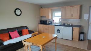 un soggiorno con un divano e un tavolo di Danubio Guest Accommodation a Doonbeg Altre 32 foto