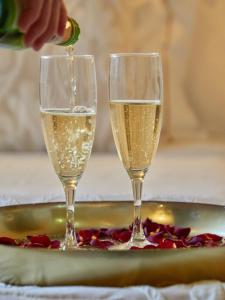 two glasses of champagne on a tray with roses at Son Sant Jordi in Pollença