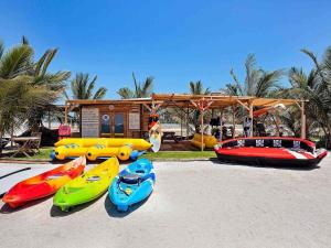 Bazén v ubytování Pullman Resort Al Marjan Island nebo v jeho okolí