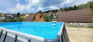 Bassein majutusasutuses Glamping Park või selle lähedal